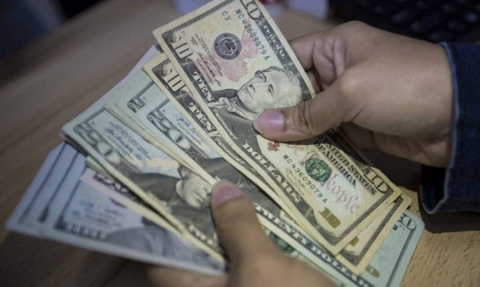 El dólar oficial llega a 859 bolívares y los comercios de calle fijan precios sobre los 1.000