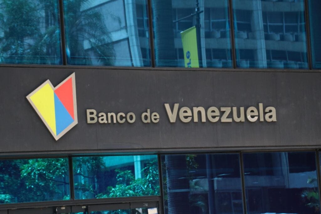 Cobros en cuenta: usuarios del Banco de Venezuela reclaman comisiones de hasta Bs. 6.839