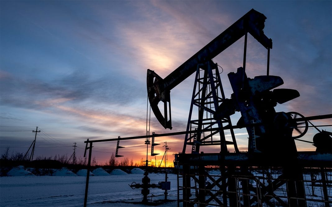 Petróleo al límite: el Brent cierra en US$ 100,58 y las reservas se agotan