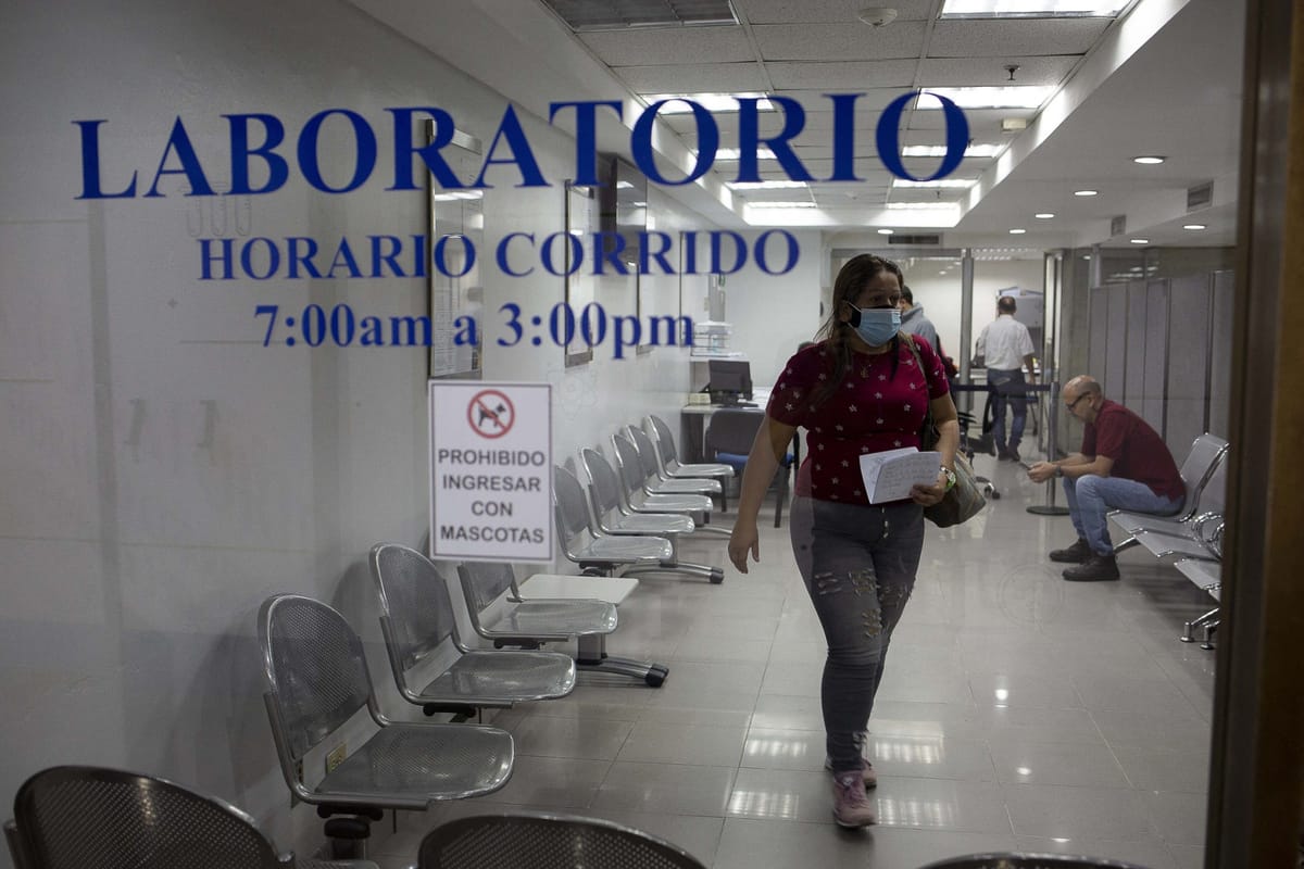 Salud con factura: pacientes de hospitales públicos deben pagar a proveedores privados
