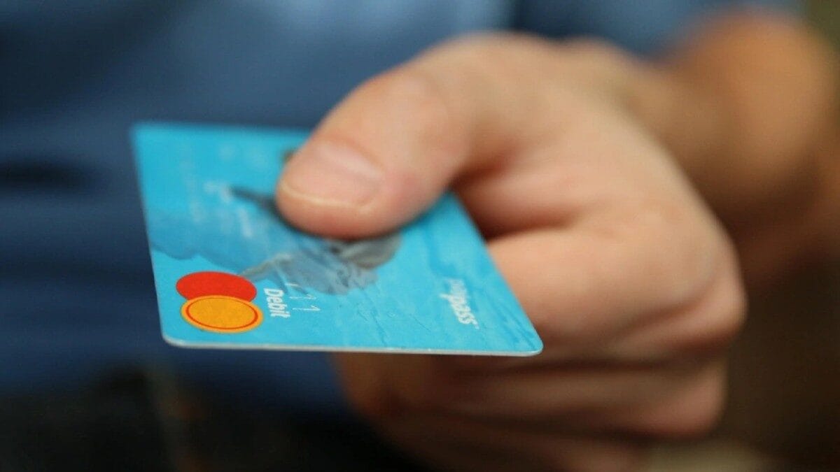 Tarjetas con tope: los bancos cobran hasta 60 % anual, según el BCV