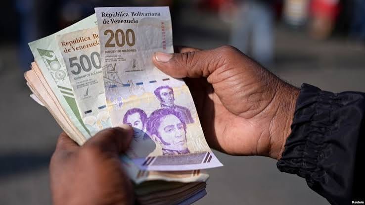 Dólar sin freno: el paralelo supera los Bs. 1.000, 15 % sobre el BCV